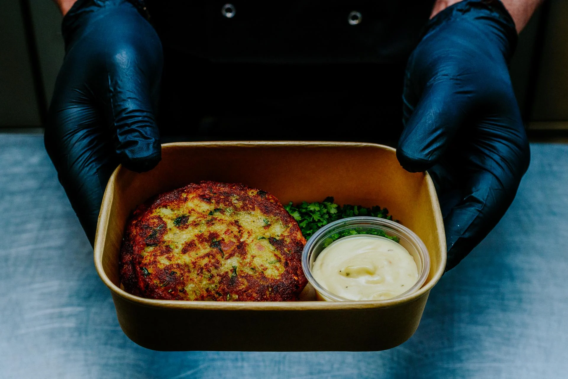 Aloo Tikki i takeaway-bakke med Mango Mayo