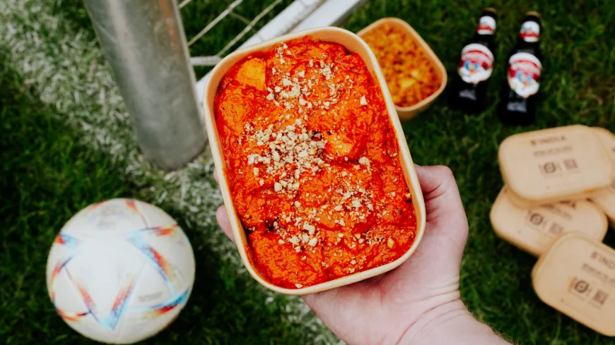 Curryret med fodbold og Kingfisher øl