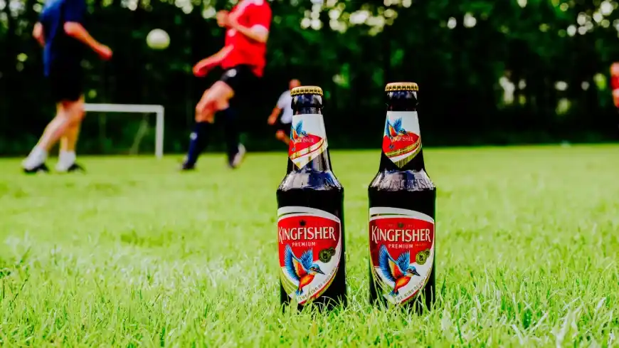 Kingfisher øl på fodboldbane